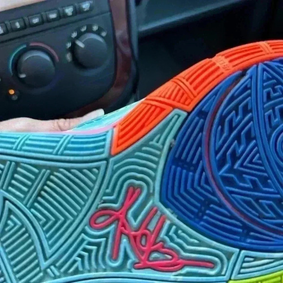 NIKE Kyrie 6 GS ‘Pool’, size 6 women’s, size 4-4.5 big girls - Picture 10 of 10